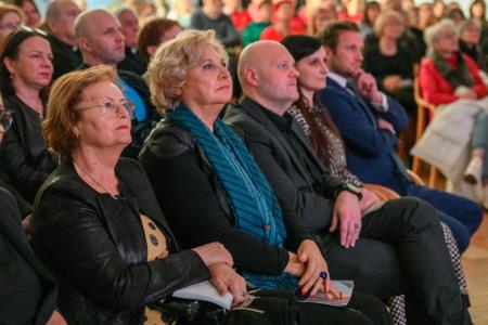 Deklica s piščalko-14